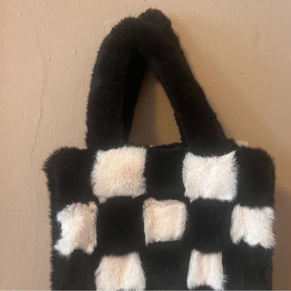 🌀🏷️🆕🎉 totw • black & white checkered fluffy tote bag - Picture 7 of 12